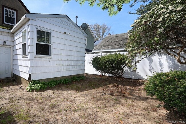 Building Photo - 987 Kings Pkwy