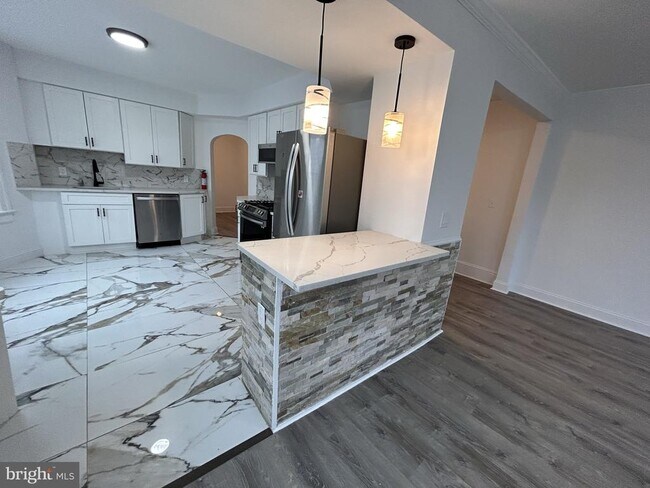 Building Photo - 1067 S Clinton Ave