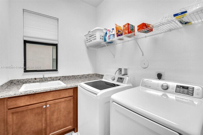 Building Photo - 1281 SW 113th Way