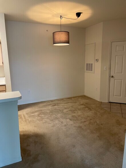 Building Photo - 5455 Vineland Rd