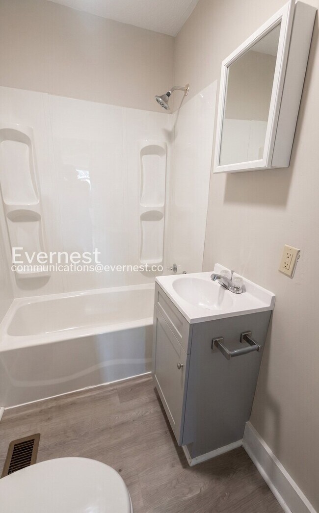 Building Photo - 2 Bed, 1 Bath Home with Off-Street Parking / Vouchers Accepted / Available Now!