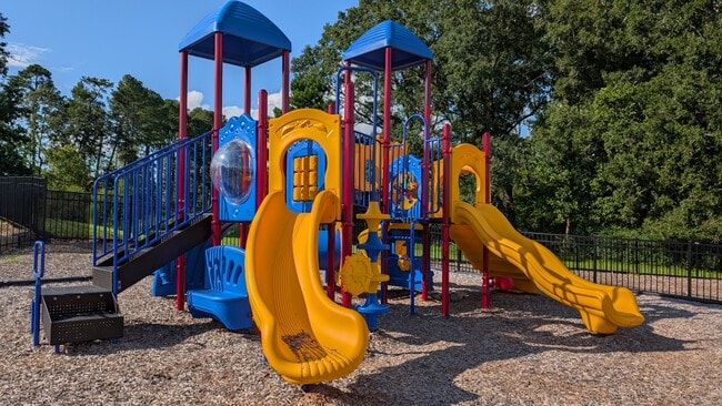 Building Photo - 1024 Red Roses Ave