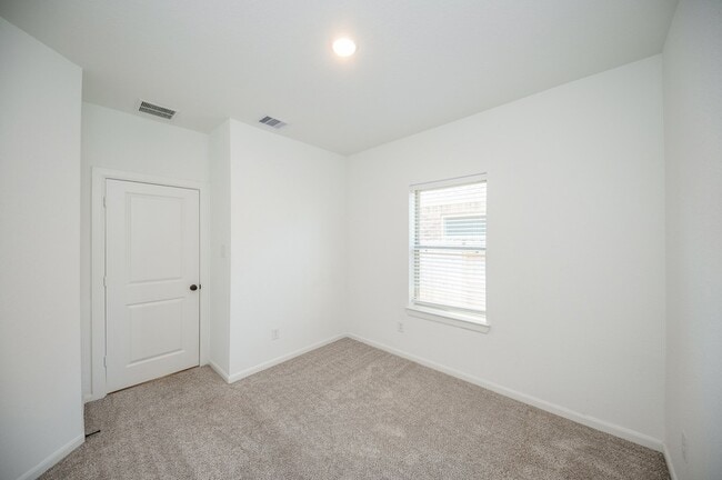 Building Photo - 42514 Summer Crst Rd