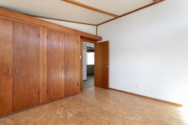 Building Photo - Cute Mid Century Modern Home in Central Co...