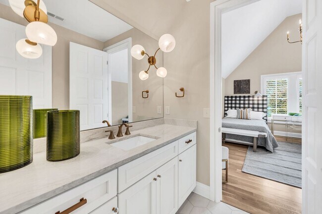 Building Photo - Franklin Gem Walking Distance to Downtown!