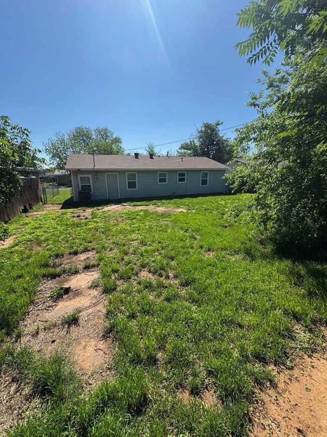 Building Photo - 1422 Tanbark Rd