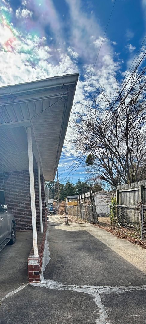 Building Photo - 3 Bedroom 2 Bath home