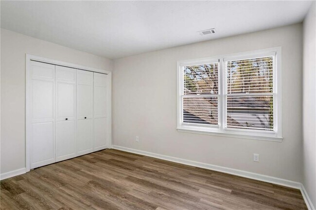 Building Photo - 1813 N Creek Cir
