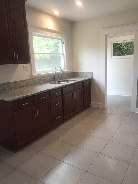 Building Photo - 833 Freeman Ave