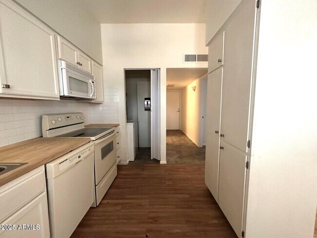 Building Photo - 10362 W Oakmont Dr