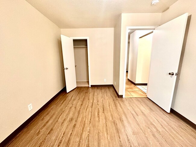 Building Photo - Cute 2-Bed Home with Hardwood Floors and G...