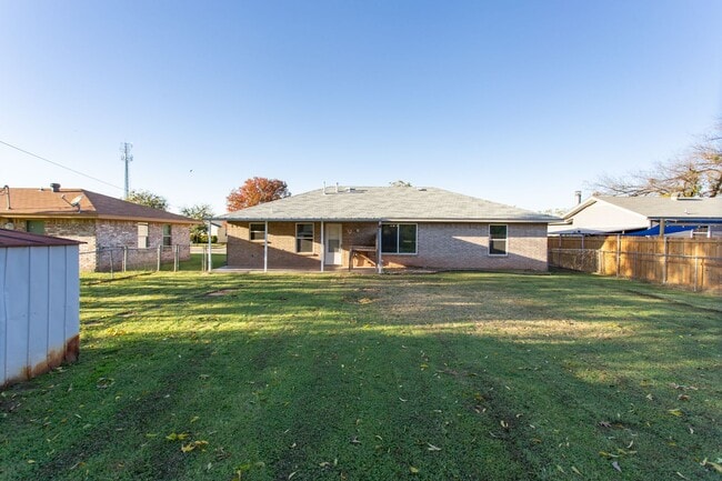 Building Photo - Spacious 2 Bedroom Home!