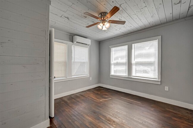 Building Photo - 1018 W Sealy St