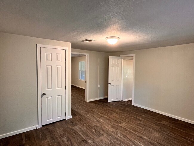 Building Photo - 4069 Villa Rd