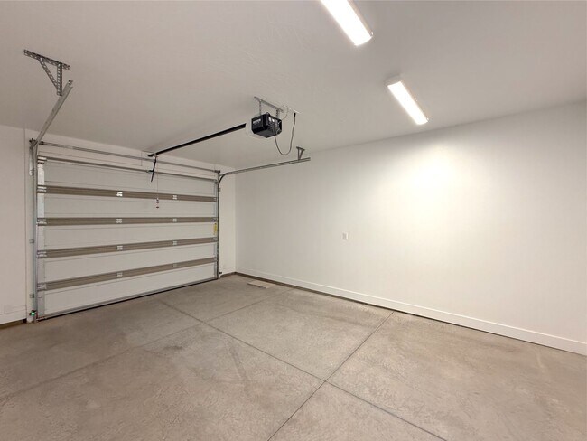 Building Photo - Brand New 3 bed, 2.5 Bath 1 car garage Townhome