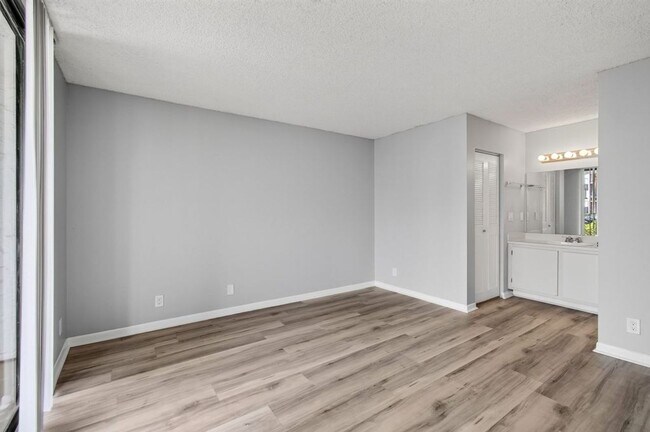 Building Photo - ONE BEDROOM ONE BATHROOM!! WATERFRONT COMMUNITY