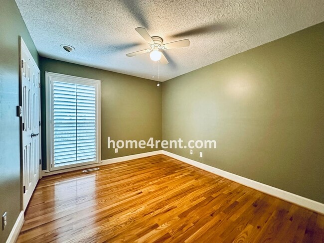 Building Photo - A Lovely Lenexa Home w/ Wood Floors Throughout, Updated Kitchen, Finished Basement and a Fenced Y...