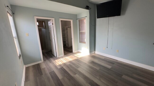 Building Photo - 1004 Minutemen Dr