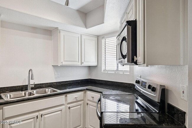 Building Photo - 935 N Granite Reef Rd