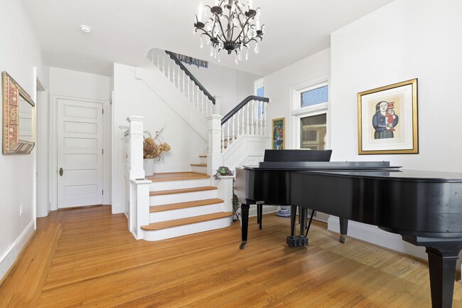 Building Photo - Stunning 5 Bedroom 2.5 Bathroom Home in Squirrel Hill