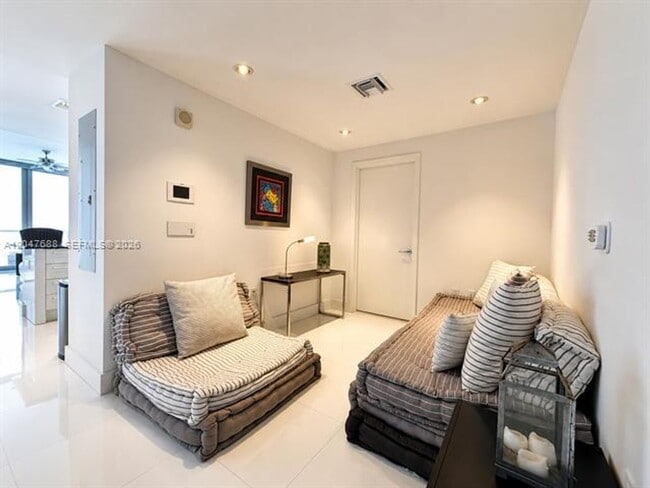 Building Photo - 17121 Collins Ave