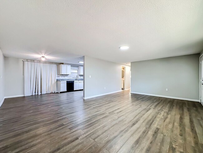 Building Photo - 702 21st Ave W