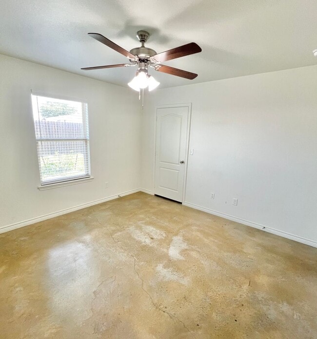 Building Photo - Cute Duplex On Amelia Earhart!