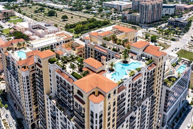 Building Photo - 701 S Olive Ave