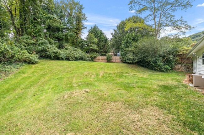 Building Photo - East Asheville 3-Bedroom Ranch with Garage...