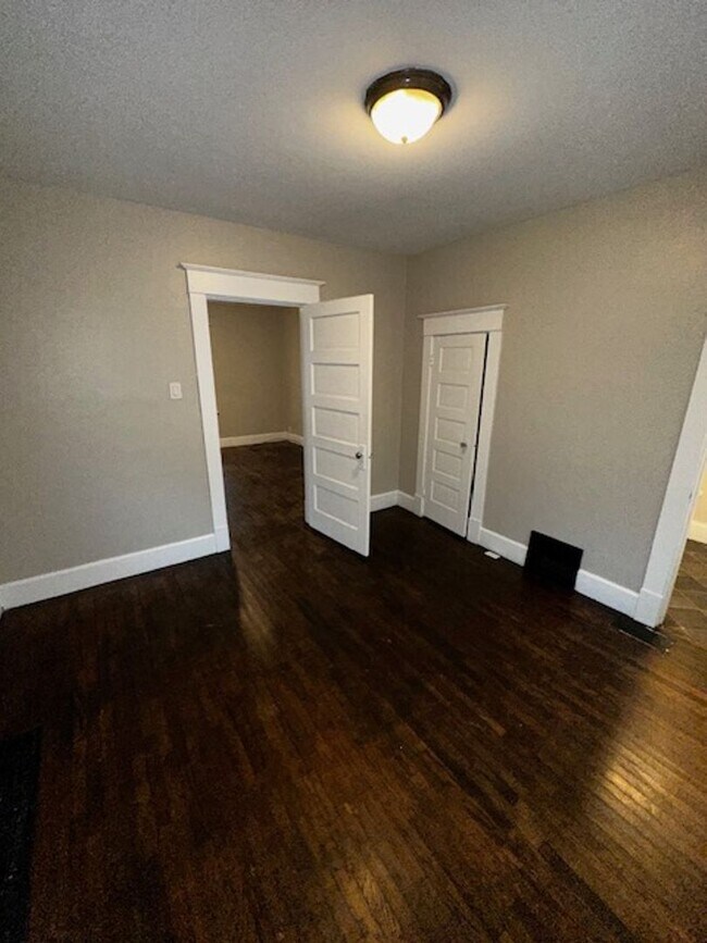 Building Photo - 2 bedroom 1 bath - available now!