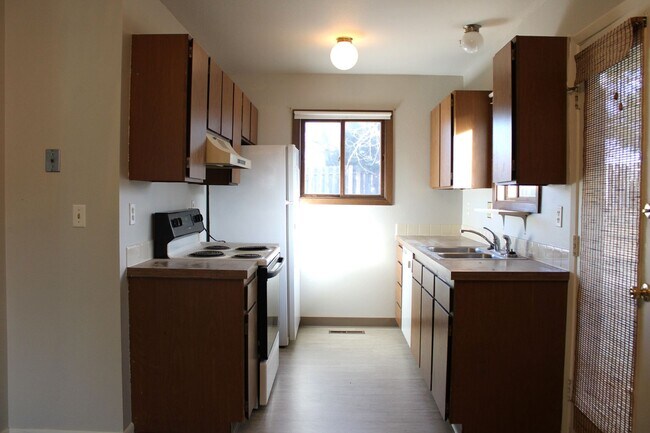 Building Photo - Charming 2-Bedroom Home with Fenced Yard &...