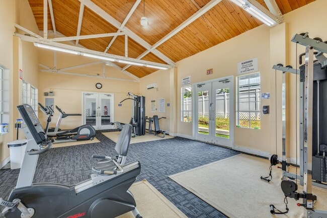 Building Photo - Crosspointe Townhouse - 2 bedrooms, 2 bath unit w/2 parking stalls - Avail 4/1/26