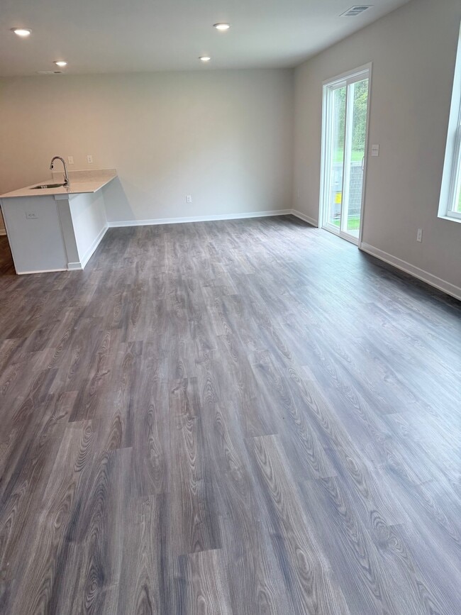Building Photo - 404 sweltry Dr