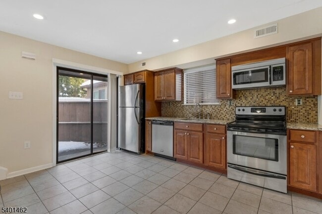 Building Photo - 117 Bluebird Dr