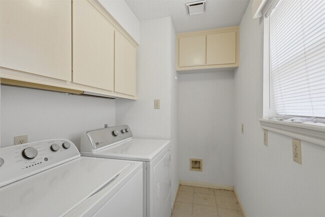 Building Photo - 321 Champions Colony III St