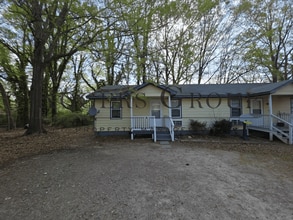 Building Photo - #450 - 102-104 Carter St Duplex