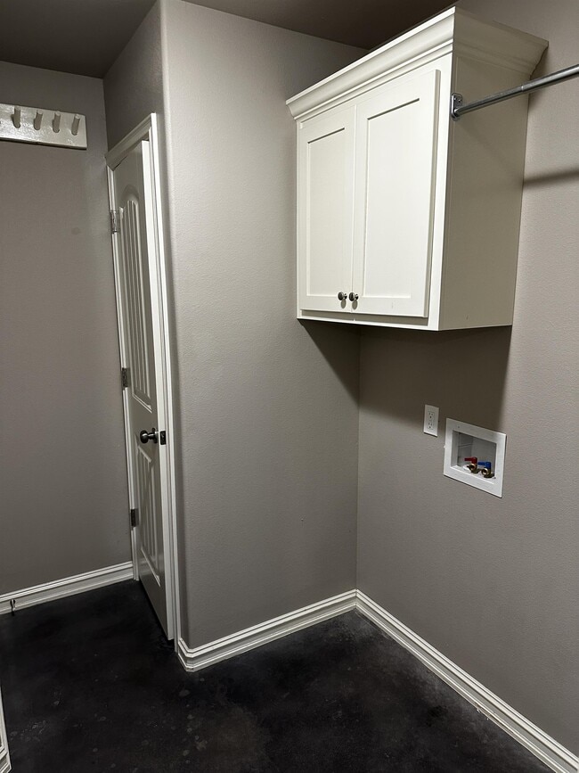 Building Photo - 4104 Maple Dr