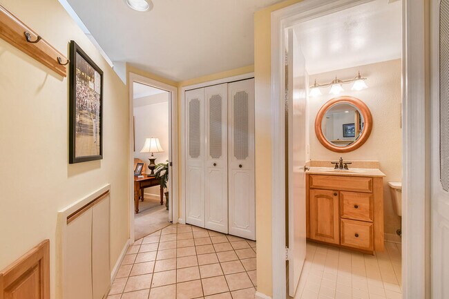 Building Photo - 28 Uno Lago Dr