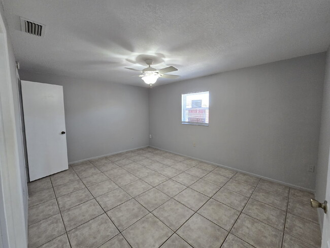 Building Photo - 2 bed, 2 bath duplex in New Port Richey