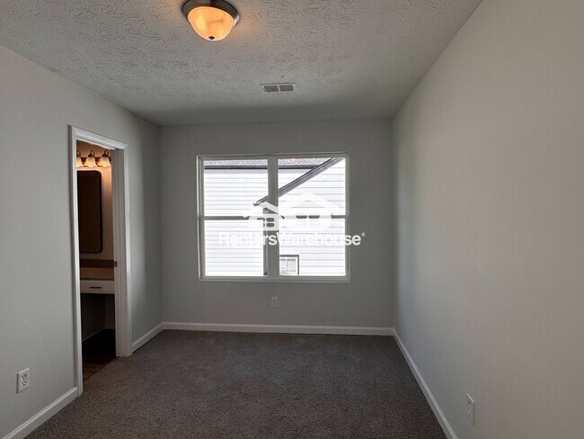 Building Photo - 4850 N Bridges Dr