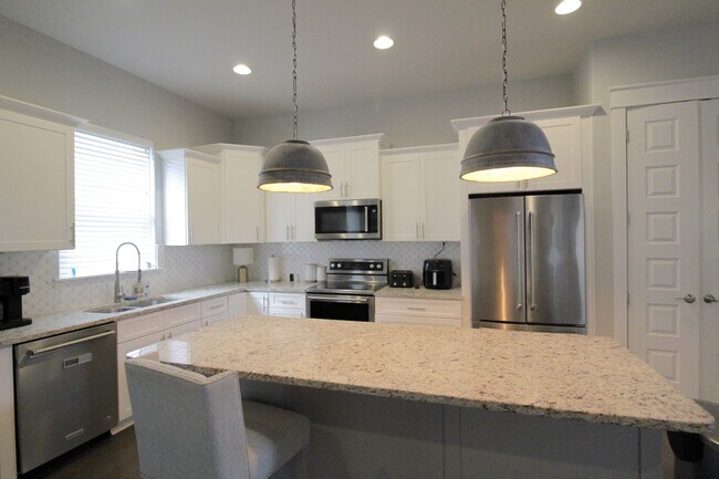 Building Photo - 283 Lakeland Dr
