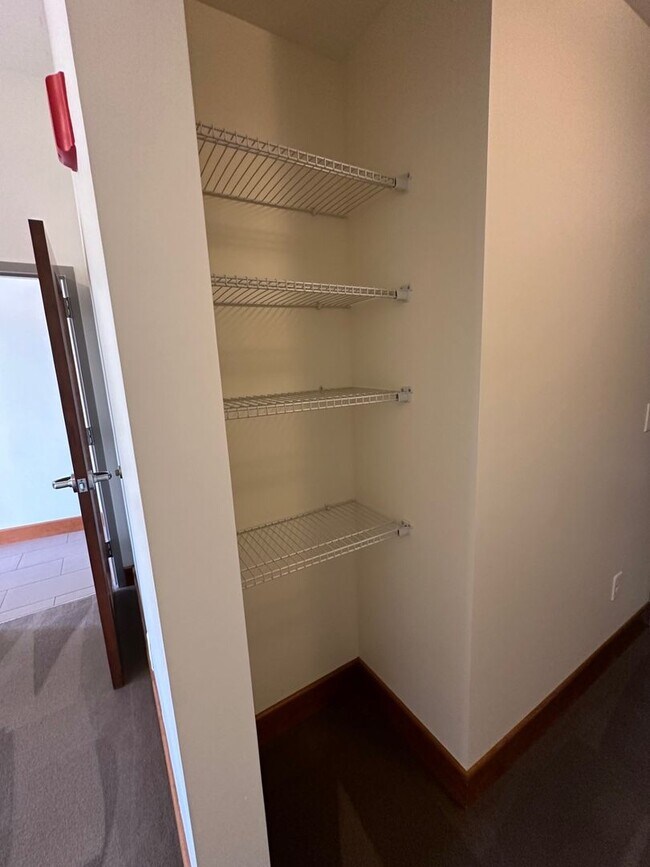 Building Photo - Blue Earth Place-One Bedroom available