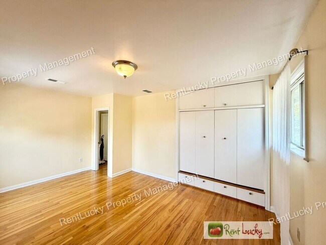 Building Photo - 1612 Markham Ave NE