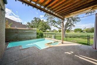 Building Photo - 414 Fox Briar Ln