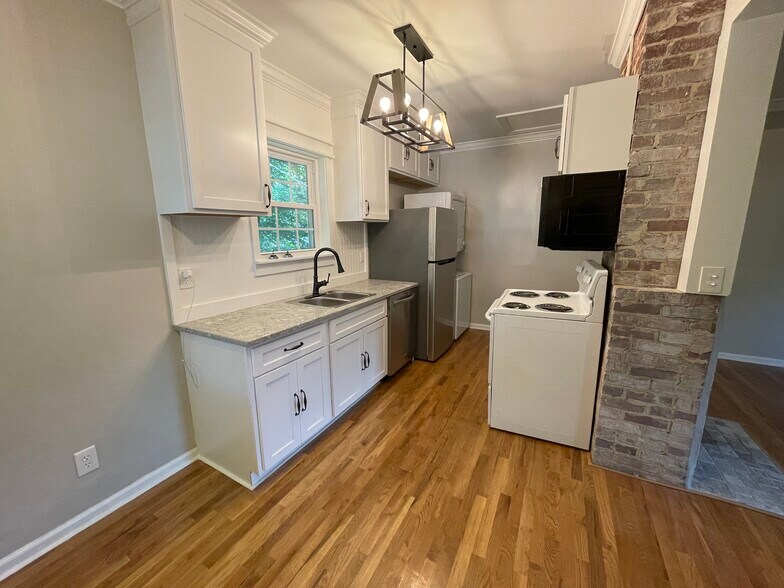Building Photo - 416 Hillmont Dr NW