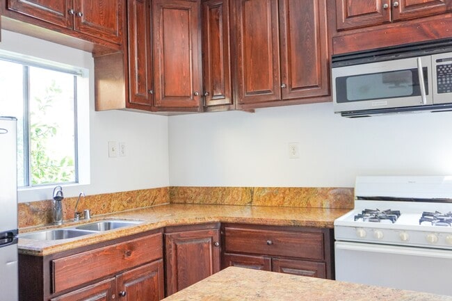 Building Photo - 1708 N Gramercy Pl