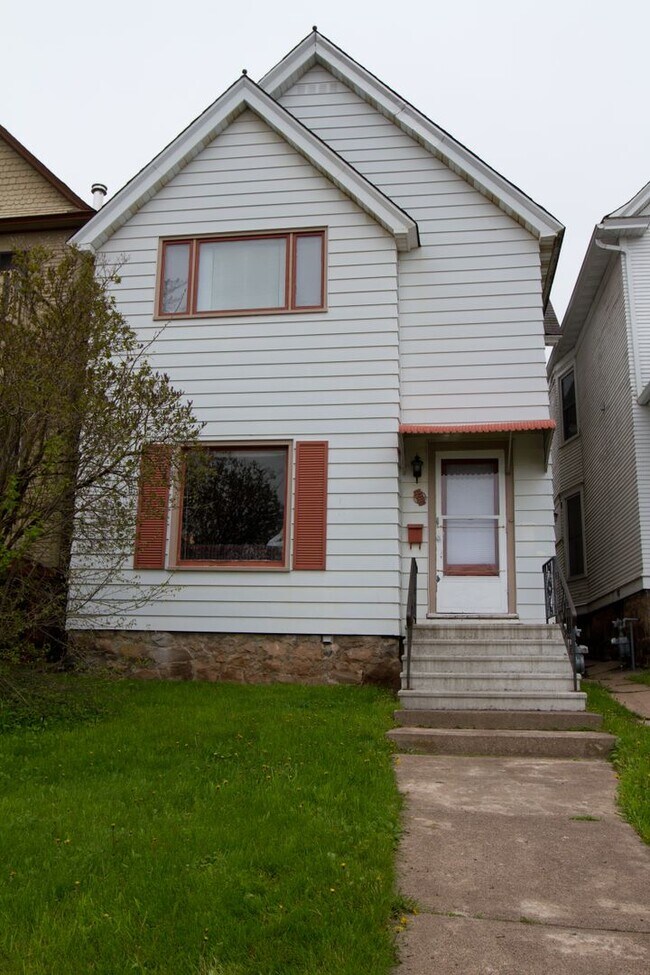 Building Photo - JUNE 2026 - Duluth MN 4 Bedroom - 2 Bath -...