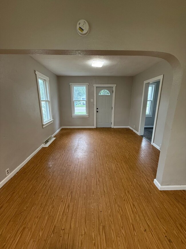 Building Photo - 811 9th Ave SE