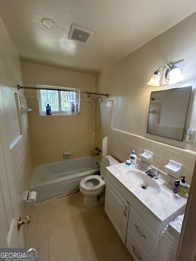 Building Photo - 194 VFW Dr