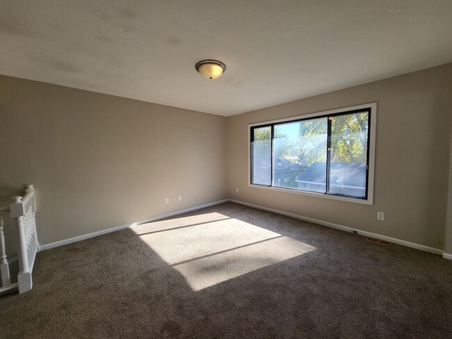 Building Photo - 4 Bedroom split-level home with garage!